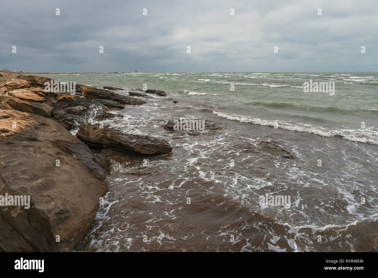 Rocciosa costa del mare in nuvoloso meteo Foto Stock