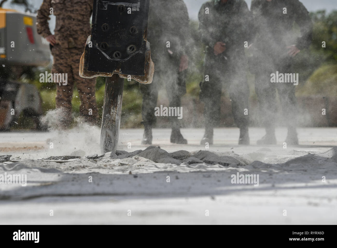 Un escavatore è usato per rompere il marciapiede per la rimozione durante  il Teatro La cooperazione in materia di sicurezza 19-01 Bandiera Argento  esercizio, 14 febbraio 2019, Andersen Air Force Base, Guam.
