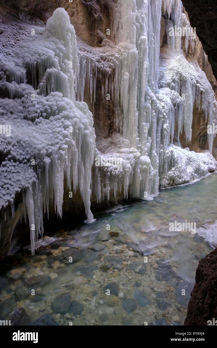 Neve, ghiaccio, ghiaccioli in inverno nella gola di Partnach, Garmisch-Partenkirchen, Werdenfelser Land, Alta Baviera, Baviera, Germania Foto Stock