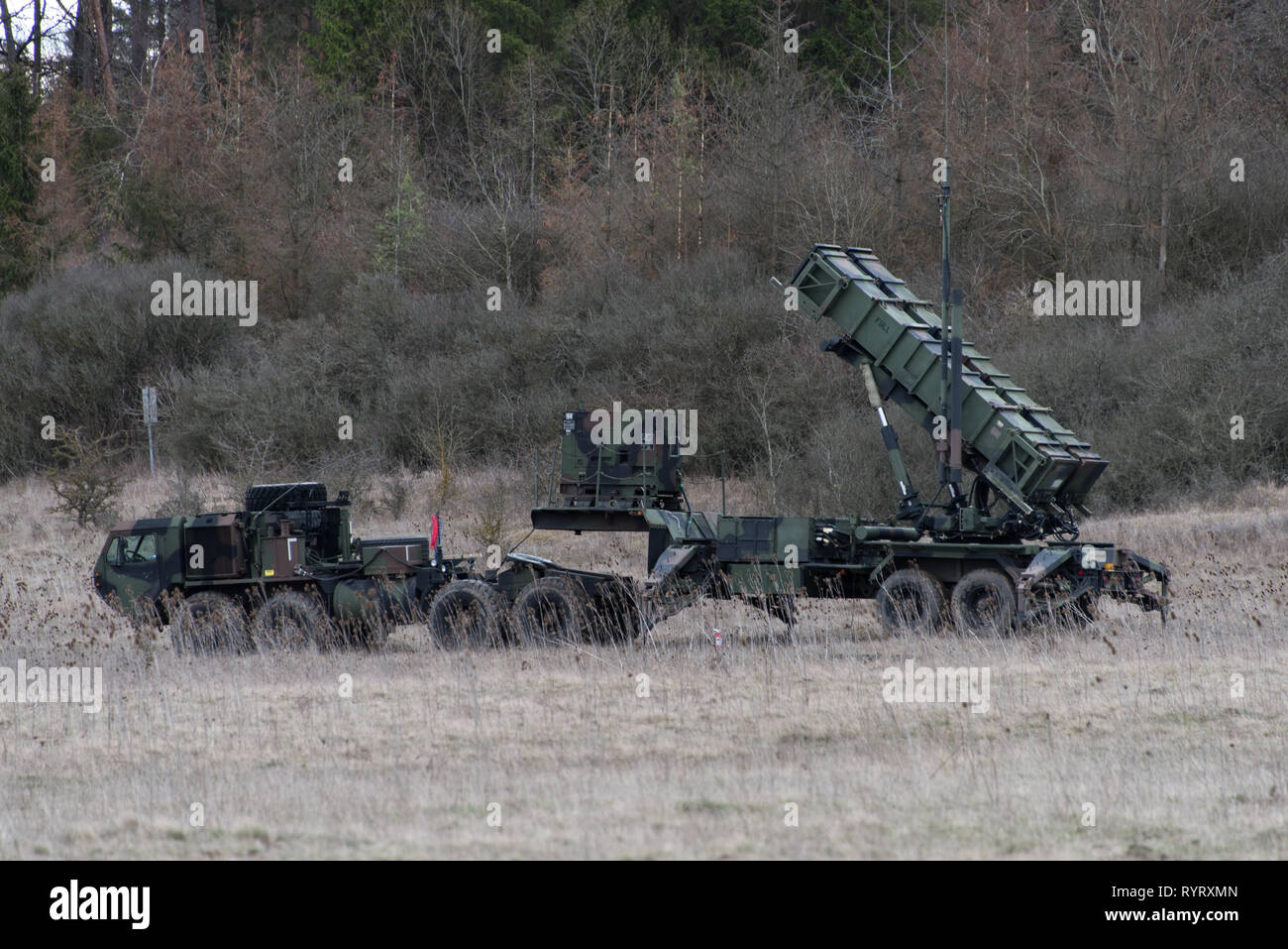 Stati Uniti Soldati con 5° Battaglione, settima la difesa aerea reggimento di artiglieria, decimo Army Air & Difesa Missilistica il comando installare e controllare MIM-104 Patriot missili terra-aria (SAM) sistemi per un esercizio di preparazione alla gamma Oberdachstetten complessa, Ansbach Germania, 13 marzo 2019. (U.S. Foto dell'esercito da Eugen Warkentin) Foto Stock
