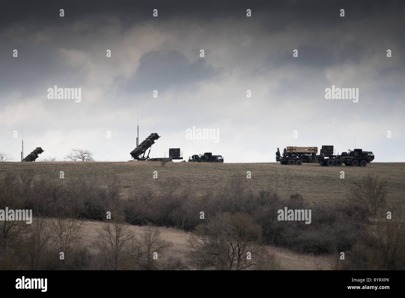 Stati Uniti Soldati con 5° Battaglione, settima la difesa aerea reggimento di artiglieria, decimo Army Air & Difesa Missilistica il comando installare e controllare MIM-104 Patriot missili terra-aria (SAM) sistemi per un esercizio di preparazione alla gamma Oberdachstetten complessa, Ansbach Germania, 13 marzo 2019. (U.S. Foto dell'esercito da Eugen Warkentin) Foto Stock