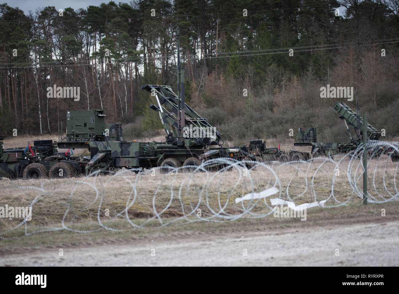 Stati Uniti Soldati con 5° Battaglione, settima la difesa aerea reggimento di artiglieria, decimo Army Air & Difesa Missilistica il comando installare e controllare MIM-104 Patriot missili terra-aria (SAM) sistemi per un esercizio di preparazione alla gamma Oberdachstetten complessa, Ansbach Germania, 13 marzo 2019. (U.S. Foto dell'esercito da Eugen Warkentin) Foto Stock