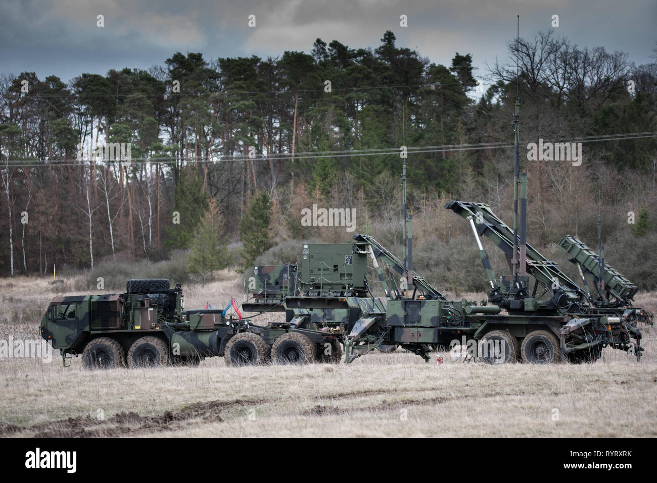 Stati Uniti Soldati con 5° Battaglione, settima la difesa aerea reggimento di artiglieria, decimo Army Air & Difesa Missilistica il comando installare e controllare MIM-104 Patriot missili terra-aria (SAM) sistemi per un esercizio di preparazione alla gamma Oberdachstetten complessa, Ansbach Germania, 13 marzo 2019. (U.S. Foto dell'esercito da Eugen Warkentin) Foto Stock
