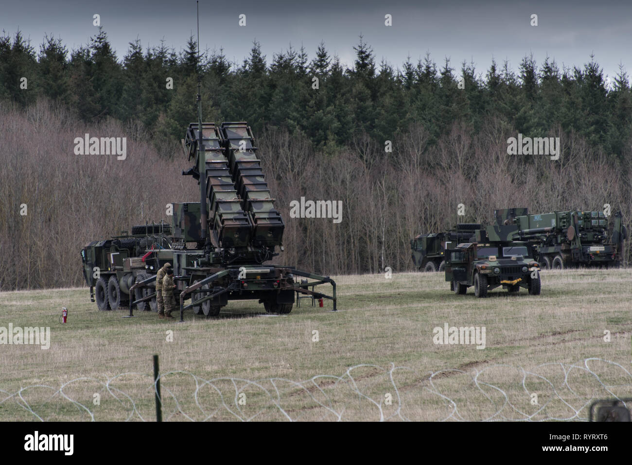 Stati Uniti Soldati con 5° Battaglione, settima la difesa aerea reggimento di artiglieria, decimo Army Air & Difesa Missilistica il comando installare e controllare MIM-104 Patriot missili terra-aria (SAM) sistemi per un esercizio di preparazione alla gamma Oberdachstetten complessa, Ansbach Germania, 13 marzo 2019. (U.S. Foto dell'esercito da Eugen Warkentin) Foto Stock