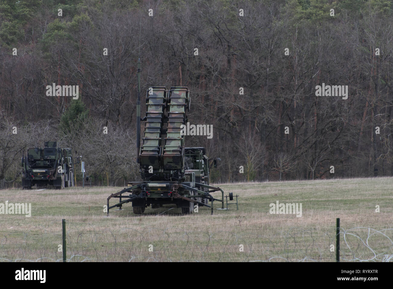 Stati Uniti Soldati con 5° Battaglione, settima la difesa aerea reggimento di artiglieria, decimo Army Air & Difesa Missilistica il comando installare e controllare MIM-104 Patriot missili terra-aria (SAM) sistemi per un esercizio di preparazione alla gamma Oberdachstetten complessa, Ansbach Germania, 13 marzo 2019. (U.S. Foto dell'esercito da Eugen Warkentin) Foto Stock