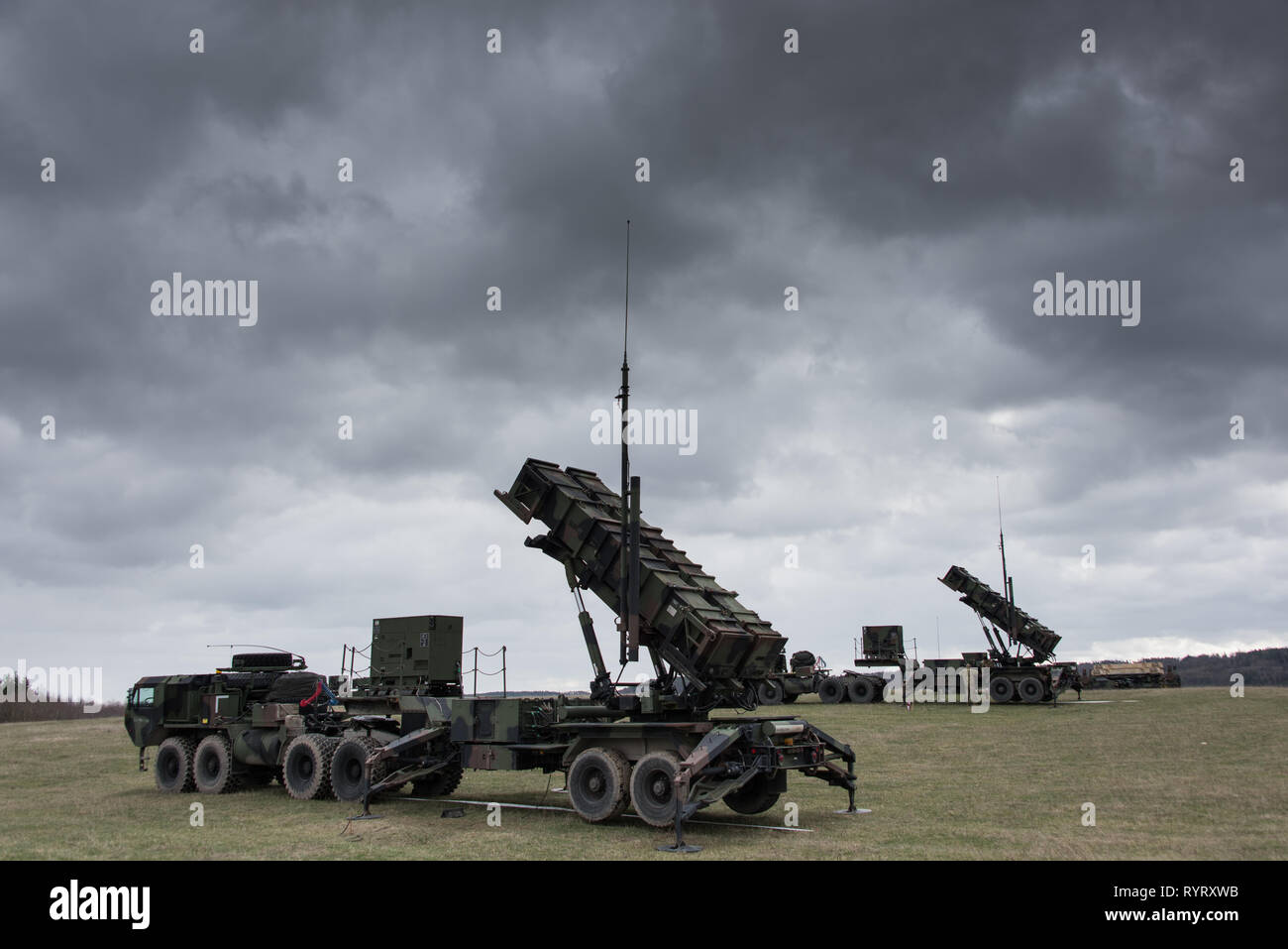 Stati Uniti Soldati con 5° Battaglione, settima la difesa aerea reggimento di artiglieria, decimo Army Air & Difesa Missilistica il comando installare e controllare MIM-104 Patriot missili terra-aria (SAM) sistemi per un esercizio di preparazione alla gamma Oberdachstetten complessa, Ansbach Germania, 13 marzo 2019. (U.S. Foto dell'esercito da Eugen Warkentin) Foto Stock