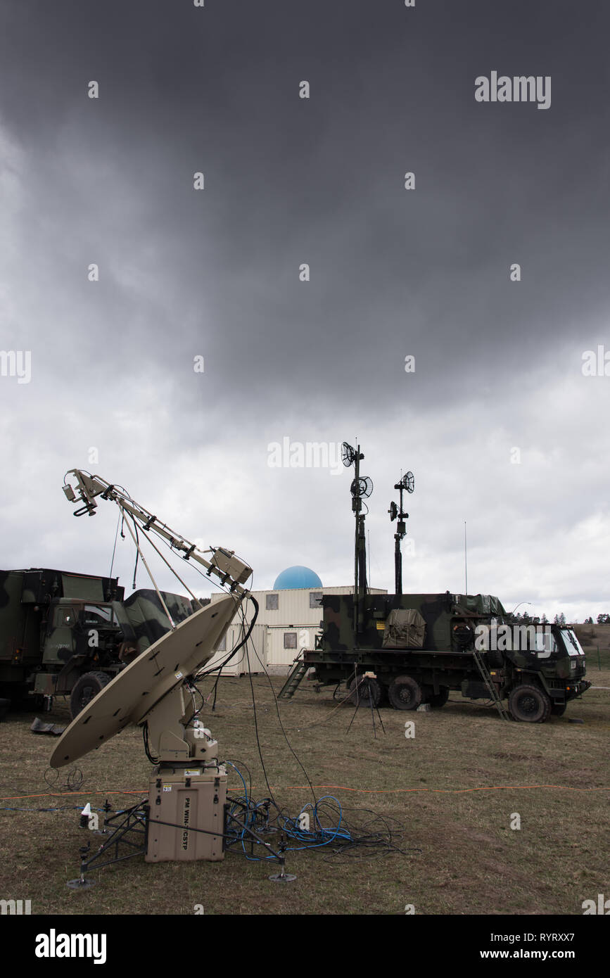 Stati Uniti Soldati con 5° Battaglione, settima la difesa aerea reggimento di artiglieria, decimo Army Air & Difesa Missilistica il comando installare e controllare MIM-104 Patriot missili terra-aria (SAM) sistemi per un esercizio di preparazione alla gamma Oberdachstetten complessa, Ansbach Germania, 13 marzo 2019. (U.S. Foto dell'esercito da Eugen Warkentin) Foto Stock