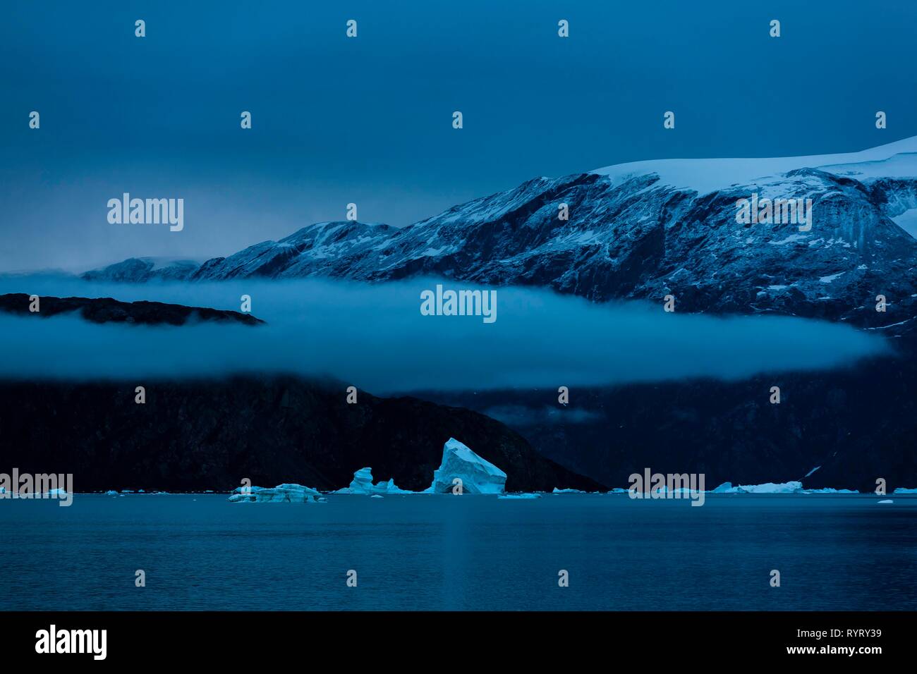 Deriva in ghiaccio Scoresbysund all'alba, Scoresbysund, est della Groenlandia, Groenlandia Foto Stock