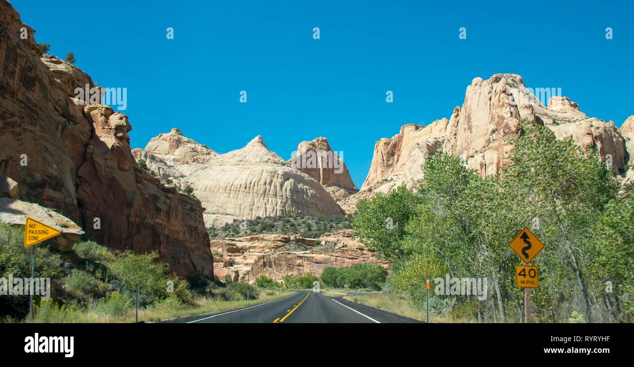 Autostrada attraverso formazioni rocciose, Capitol Reef National Park nello Utah, Southwest USA Foto Stock