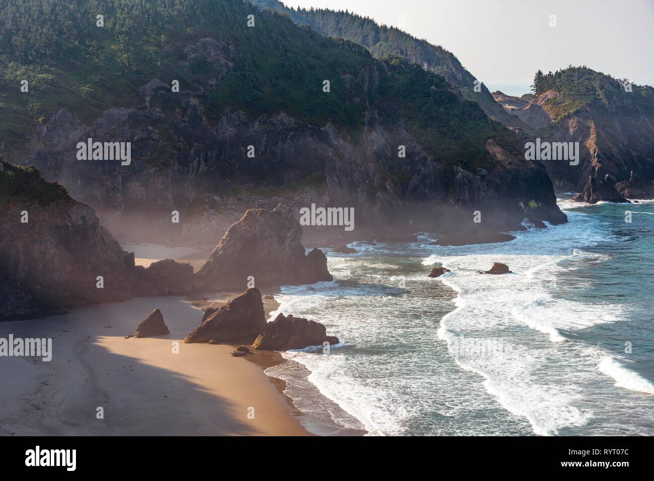 Il paesaggio costiero, spiaggia sabbiosa dal mare con aspre rocce, Samuel H. Boardman membro Scenic corridoio, Oregon, Stati Uniti d'America Foto Stock