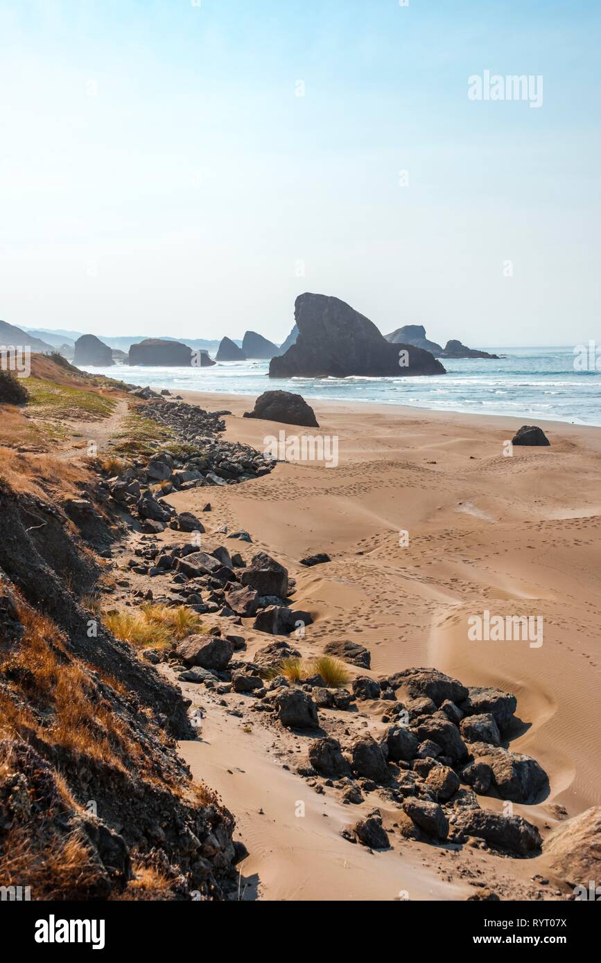 Il paesaggio costiero, spiaggia sabbiosa con aspre rocce, Myers Creek Beach Viewpoint, Oregon, Stati Uniti d'America Foto Stock