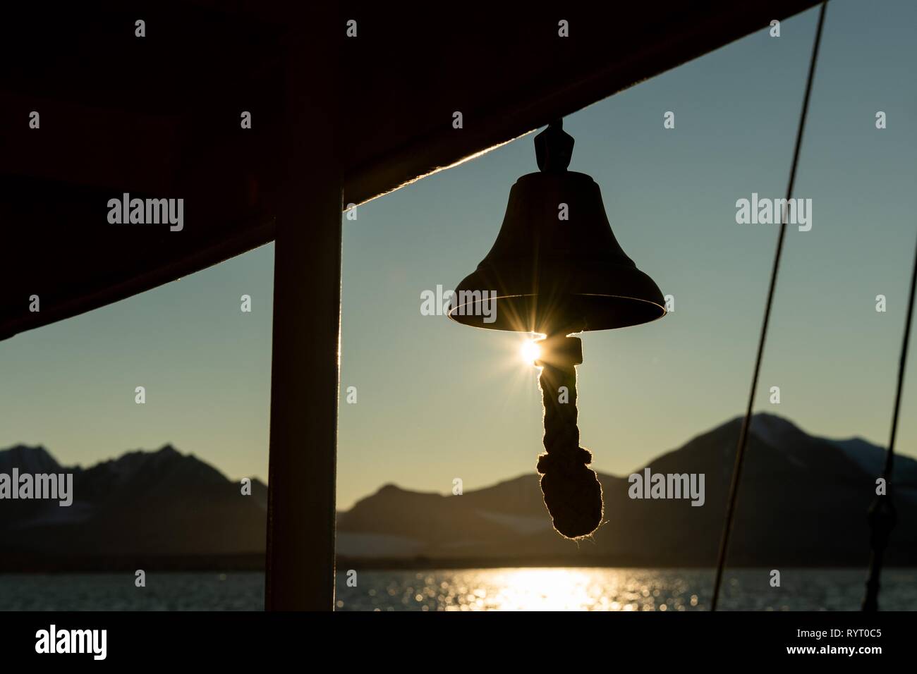 Spedire la campana di una nave a vela, Silhouette di fronte sun, Spitsbergen, Svalbard, Norvegia Foto Stock