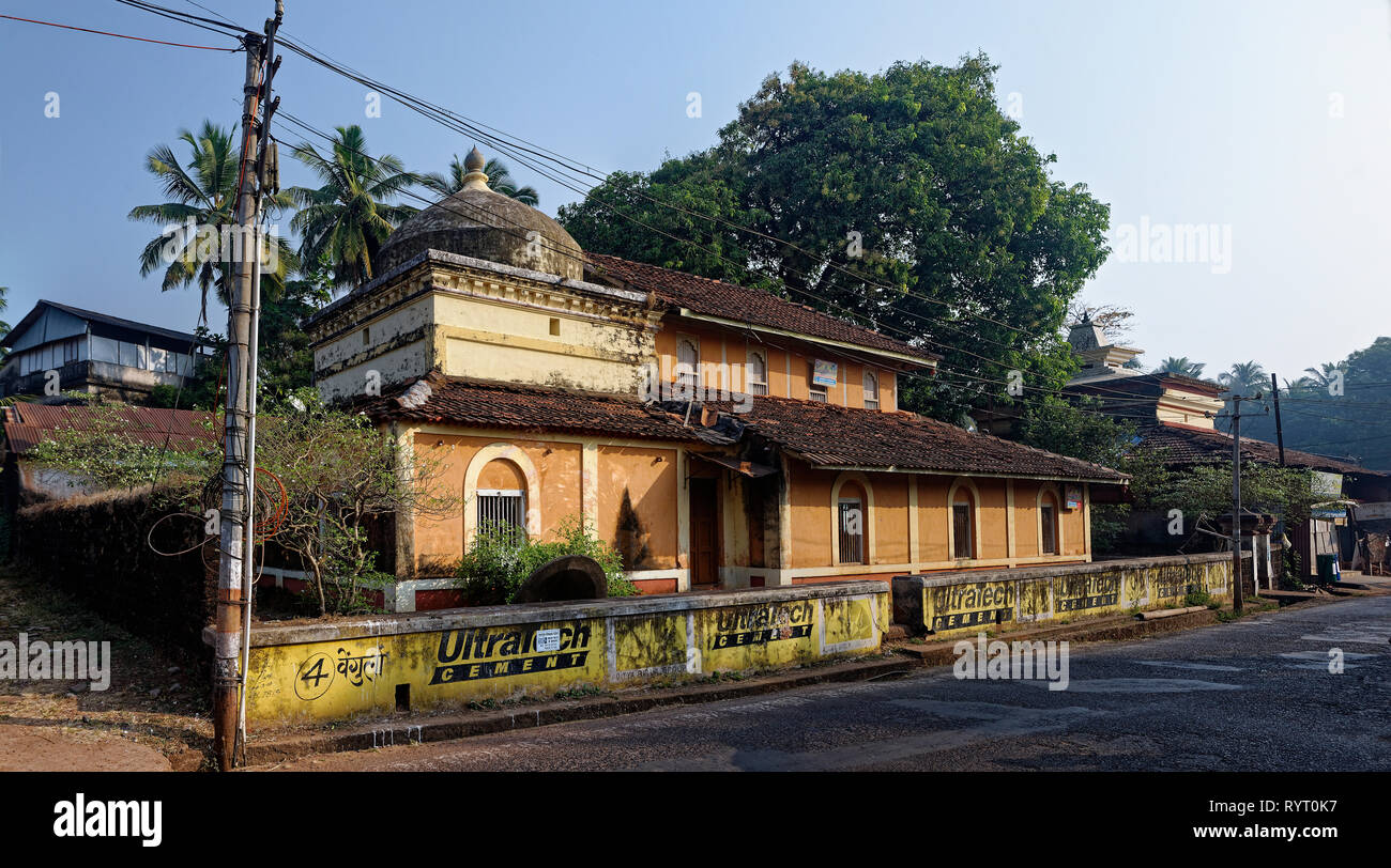 Tradizionale vecchio tetto di tegole tempio indù Foto Stock