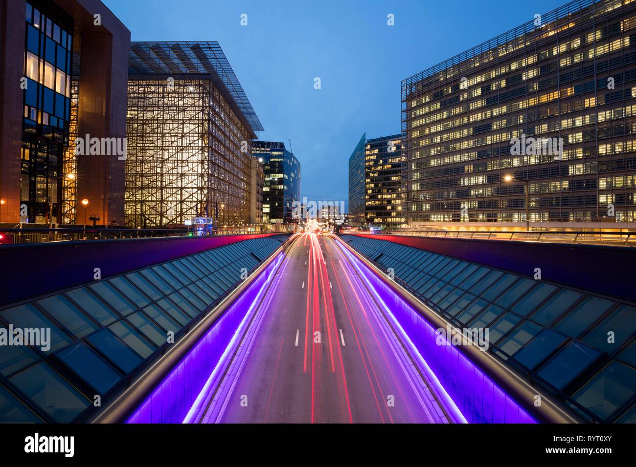 Consiglio d'Europa e la Commissione europea edificio sulla Rue de la Loi, crepuscolo, Europaviertel, Bruxelles, Belgio Foto Stock