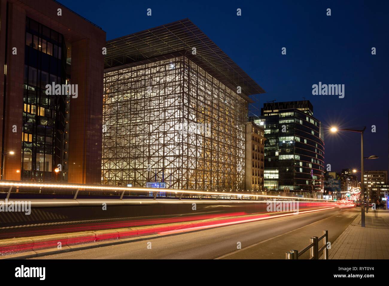 Consiglio d'Europa e la Commissione europea edificio sulla Rue de la Loi, crepuscolo, Europaviertel, Bruxelles, Belgio Foto Stock