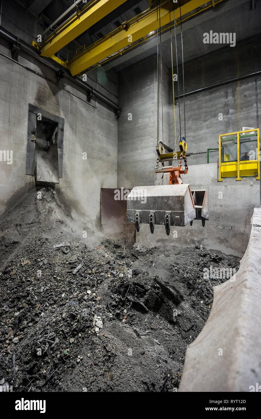 Braccio di pinza, gru trasporta i rifiuti in un impianto di incenerimento dei rifiuti, TREA Breisgau, Eschbach, Baden-Württemberg, Germania Foto Stock