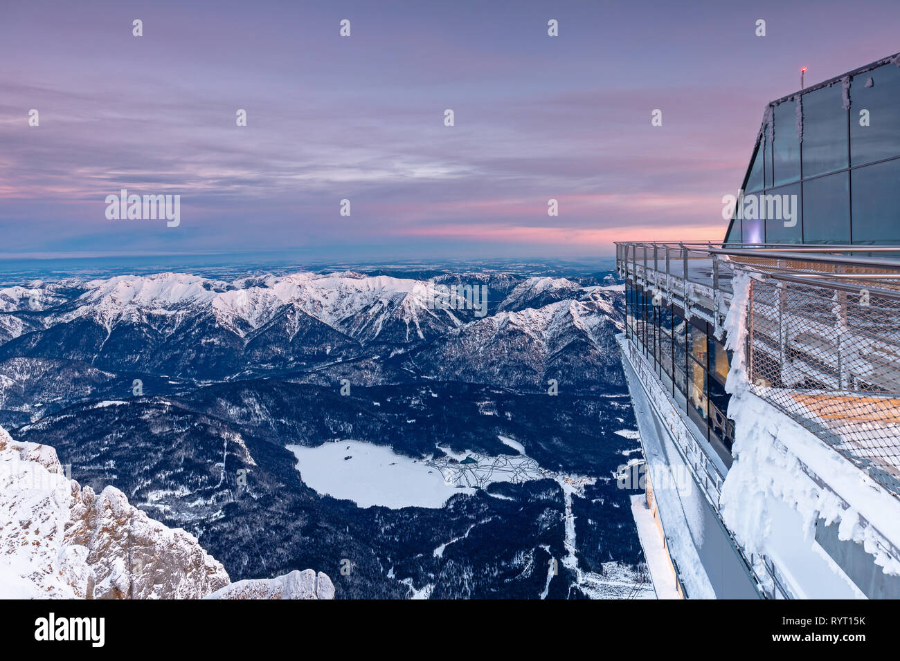 Vista del lago ghiacciato Eibsee dalla montagna Zugspitze summit allo spuntar del giorno in inverno Foto Stock