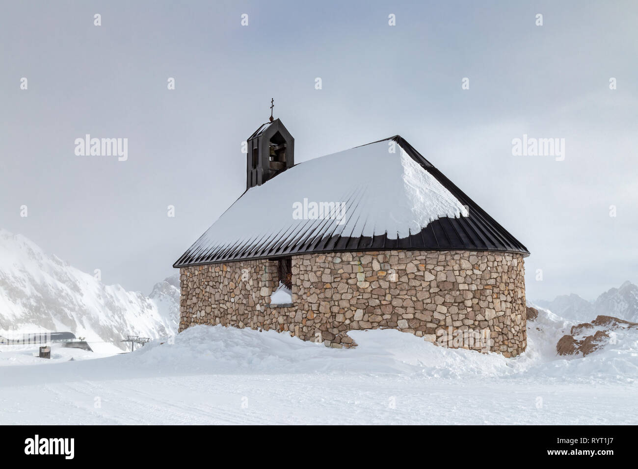 Chiesa di Maria Heimsuchung al vertice della montagna Zugspitze in inverno Foto Stock