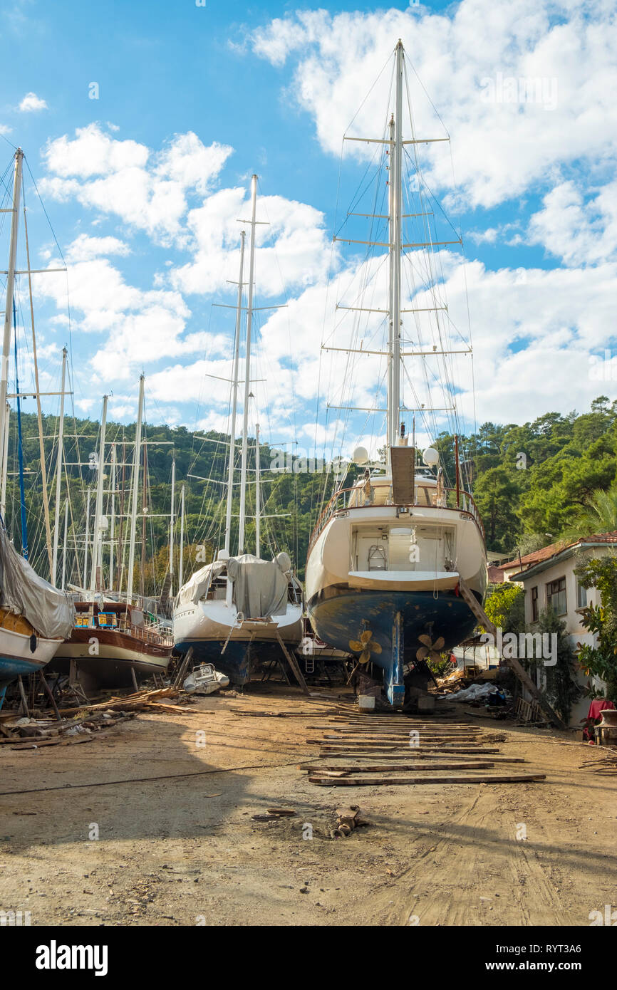 Barca a vela yacht su supporti in legno di essere rinnovato in un cantiere navale Fethiye, Turchia Foto Stock