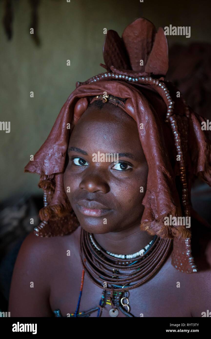 Himba donna seduta nel suo rifugio, Kaokoland, Namibia Foto Stock