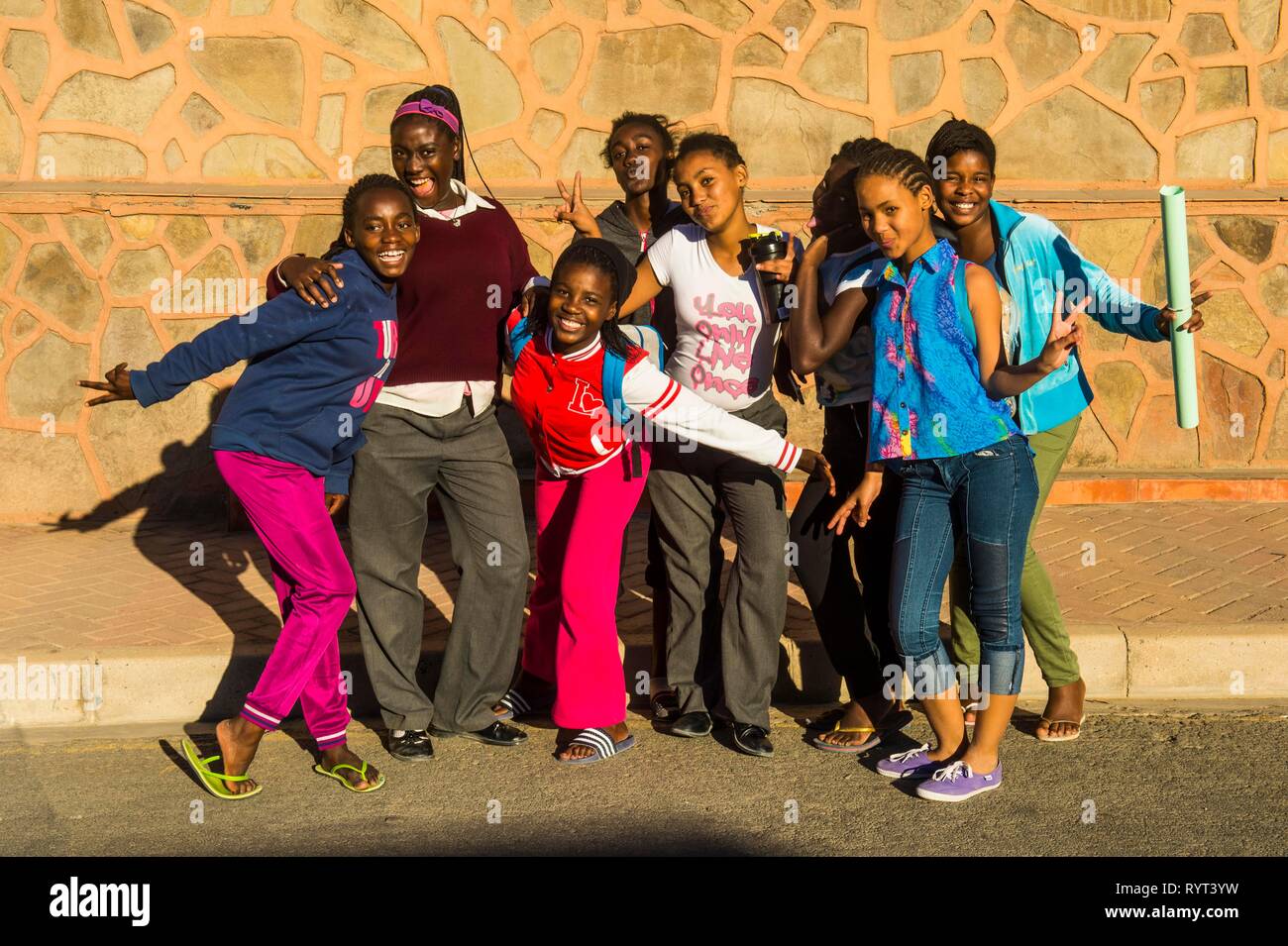 I bambini in posa felicemente per la fotocamera, Lüderitz, Namibia Foto Stock