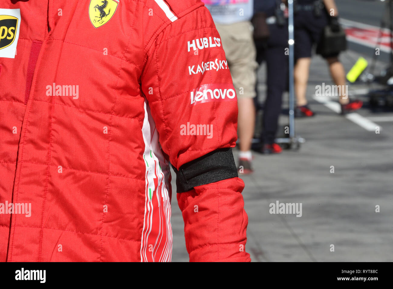 Melbourne, Australia. Xv Mar, 2019. Melbourne, Australia Sport Gran premio di Formula Uno Australia 2019 nel pic: Scuderia Ferrari SF90 meccanico drappeggiati in lutto per Charlie Whiting (GBR), direttore di gara e la Fia delegato sicurezza Credito: LaPresse/Alamy Live News Foto Stock
