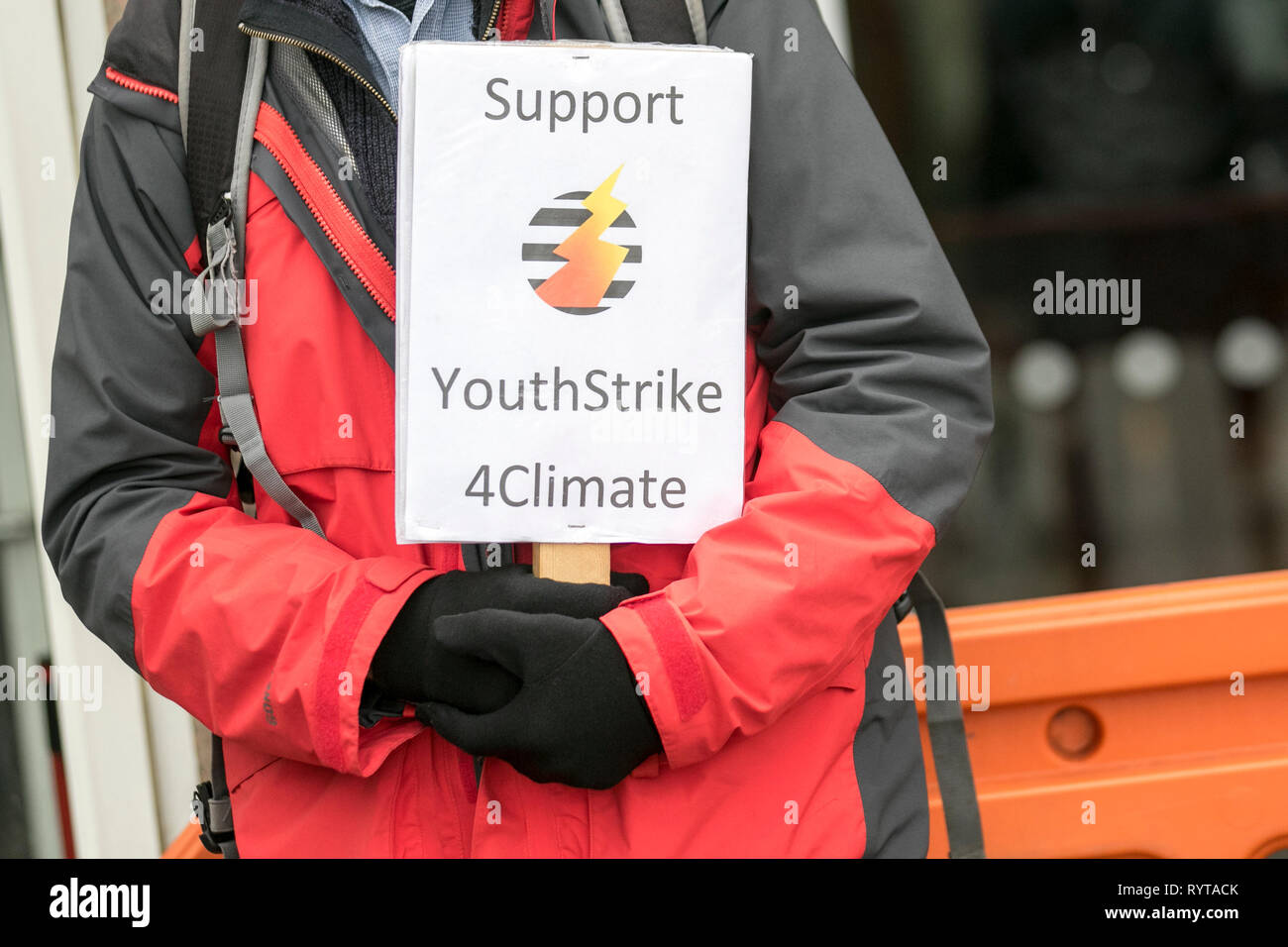 Preston, Lancashire. Il 15 marzo, 2019. Sciopero scuola 4 Cambiamenti climatici come i genitori e i bambini della scuola di assemblare al di fuori della stazione ferroviaria con striscioni e cartelloni che protestavano per la lotta contro il cambiamento climatico. I dimostranti hanno marciato attraverso il centro della città per continuare la loro protesta alla bandiera a Mercato nel centro della città. Bambini da intorno il Lancashire hanno camminato fuori delle classi oggi come parte di un clima internazionale sciopero. Credit:MWI/AlamyLiveNews Foto Stock