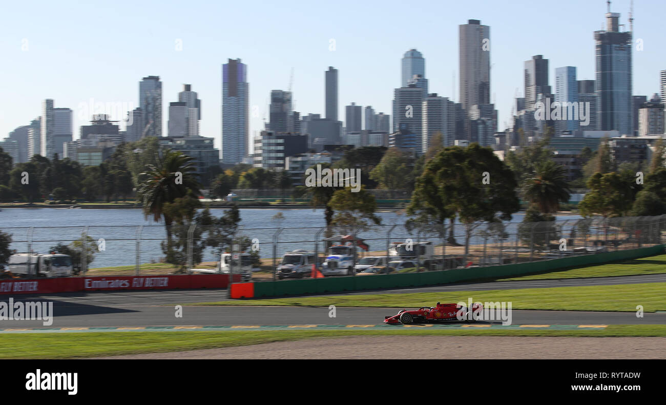 (190315) -- MELBOURNE, Marzo 15, 2019 (Xinhua) -- Sebastian Vettel di Ferrari gareggia durante la pratica 2 di Formula 1 Australian Grand Prix 2019 all'Albert Park di Melbourne, Australia, Marzo 15, 2019. (Xinhua/Bai Xuefei) Foto Stock