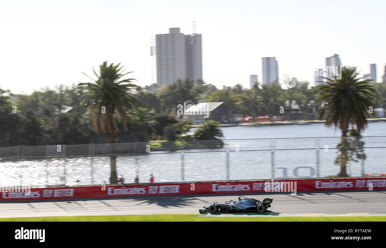 (190315) -- MELBOURNE, Marzo 15, 2019 (Xinhua) -- Lewis Hamilton di Mercedes compete durante le libere 2 di Formula 1 Australian Grand Prix 2019 all'Albert Park di Melbourne, Australia, Marzo 15, 2019. (Xinhua/Bai Xuefei) Foto Stock