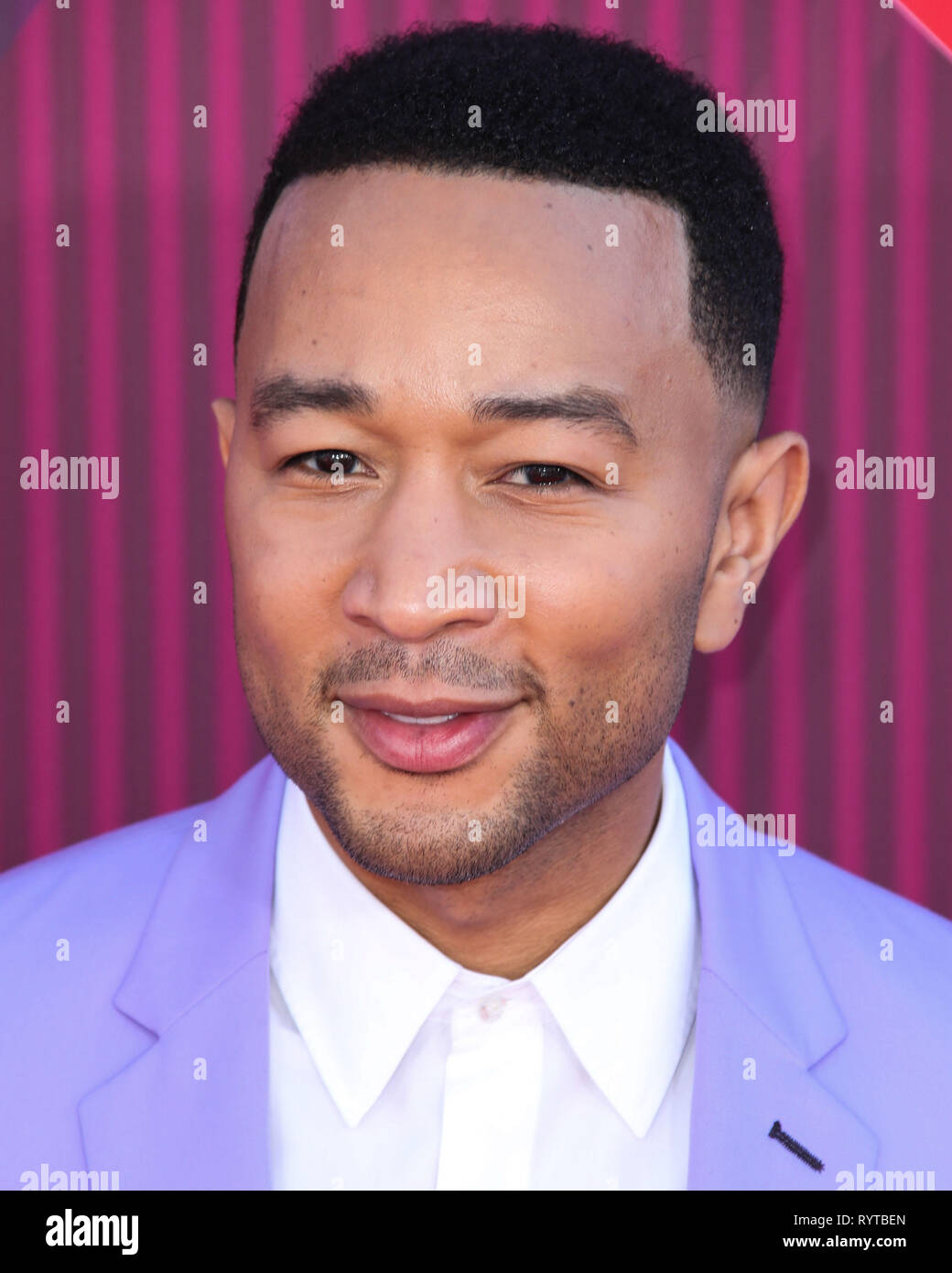 LOS ANGELES, CA, Stati Uniti d'America - 14 Marzo: cantante John Legend indossando un Paul Smith tuta e stivali Celine arriva a 2019 iHeartRadio Music Awards tenutosi presso il Teatro di Microsoft in L.A. In diretta su Marzo 14, 2019 a Los Angeles, California, Stati Uniti. (Foto di Xavier COLLIN/Image Press Agency) Foto Stock