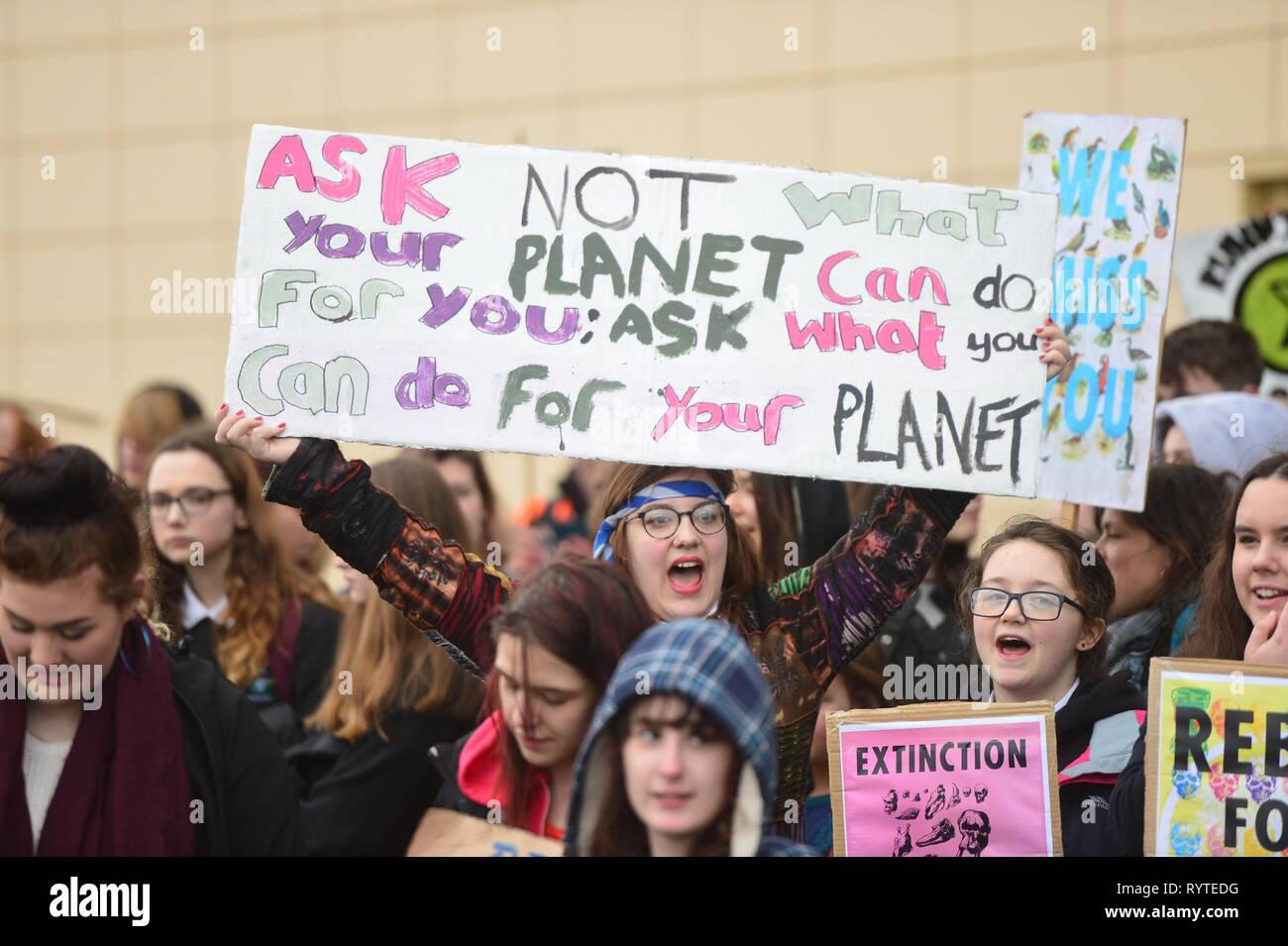 Aberystwyth Ceredigion Wales UK, venerdì 15 marzo 2019. Gli alunni dalla locale scuola secondaria di prendere parte alla seconda UK-wide 'scuola strike 4 clima", protestando al di fuori degli uffici del consiglio locale in Aberystwyth Wales Photo credit: keith morris/Alamy Live News Foto Stock