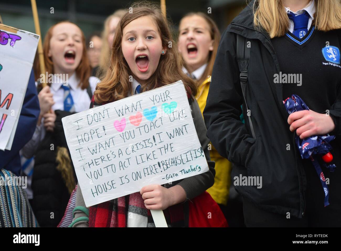 Aberystwyth Ceredigion Wales UK, venerdì 15 marzo 2019. Gli alunni dalla locale scuola secondaria di prendere parte alla seconda UK-wide 'scuola strike 4 clima", protestando al di fuori degli uffici del consiglio locale in Aberystwyth Wales Photo credit: keith morris/Alamy Live News Foto Stock