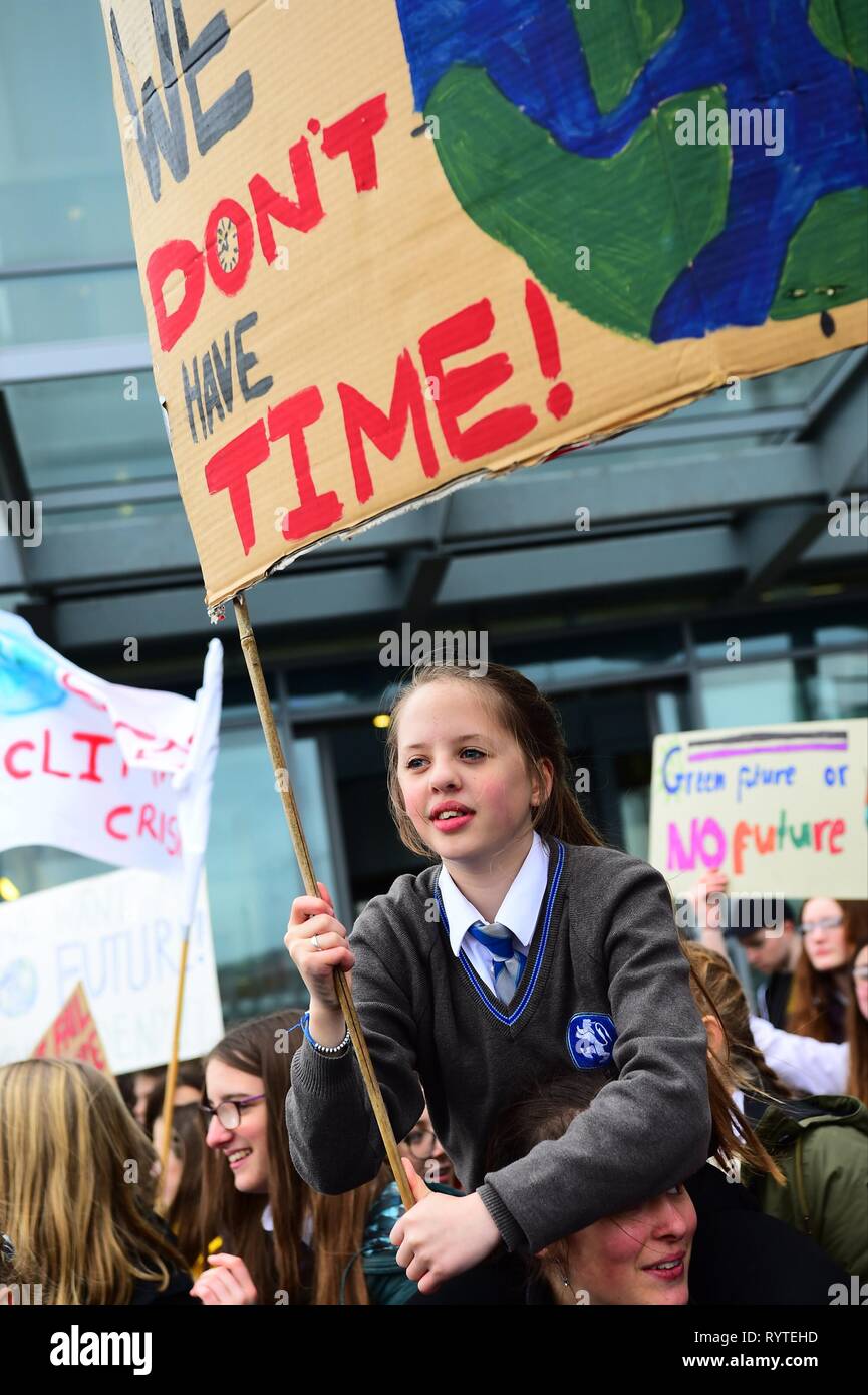 Aberystwyth Ceredigion Wales UK, venerdì 15 marzo 2019. Oltre 300 alunni provenienti da vari enti locali scuole secondarie di prendere parte alla seconda UK-wide 'scuola strike 4 clima", protestando al di fuori degli uffici del consiglio locale in Aberystwyth Wales Photo credit: keith morris/Alamy Live News Foto Stock