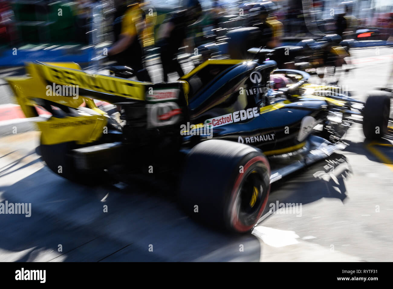 Albert Park di Melbourne, Australia. Xv Mar, 2019. Daniel Ricciardo (AUS) #3 dal Team Renault F1 torna al suo garage durante la sessione di pratica due al 2019 Australian Formula One Grand Prix all'Albert Park di Melbourne, Australia. Sydney bassa/Cal Sport Media/Alamy Live News Foto Stock