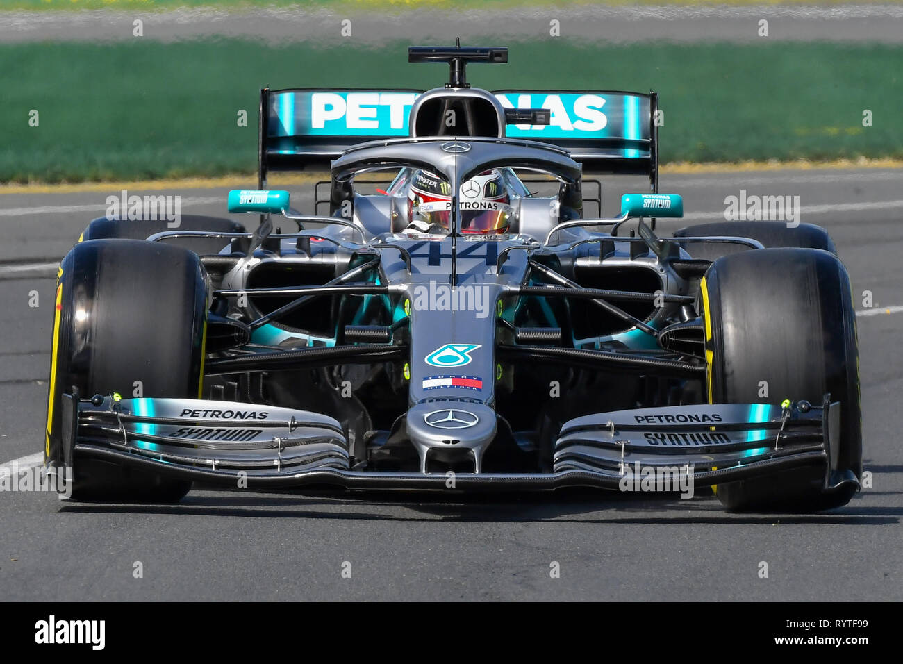 Albert Park di Melbourne, Australia. Xv Mar, 2019. Lewis Hamilton (GBR) #44 da la Mercedes-AMG Petronas team Motorsport tornate girare due durante la sessione di pratica uno al 2019 Australian Formula One Grand Prix all'Albert Park di Melbourne, Australia. Sydney bassa/Cal Sport Media/Alamy Live News Foto Stock