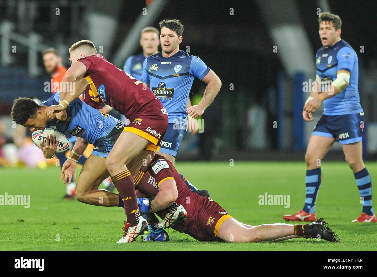 Huddersfield, Regno Unito. Il 14 marzo 2019. John Smiths Stadium, Huddersfield, Inghilterra; Rugby League Betfred Super League, Huddersfield Giants vs Saint Helens; Regan grazia cerca un gap nei confronti di Huddersfield giganti. Credito: Dean Williams/Alamy Live News Foto Stock