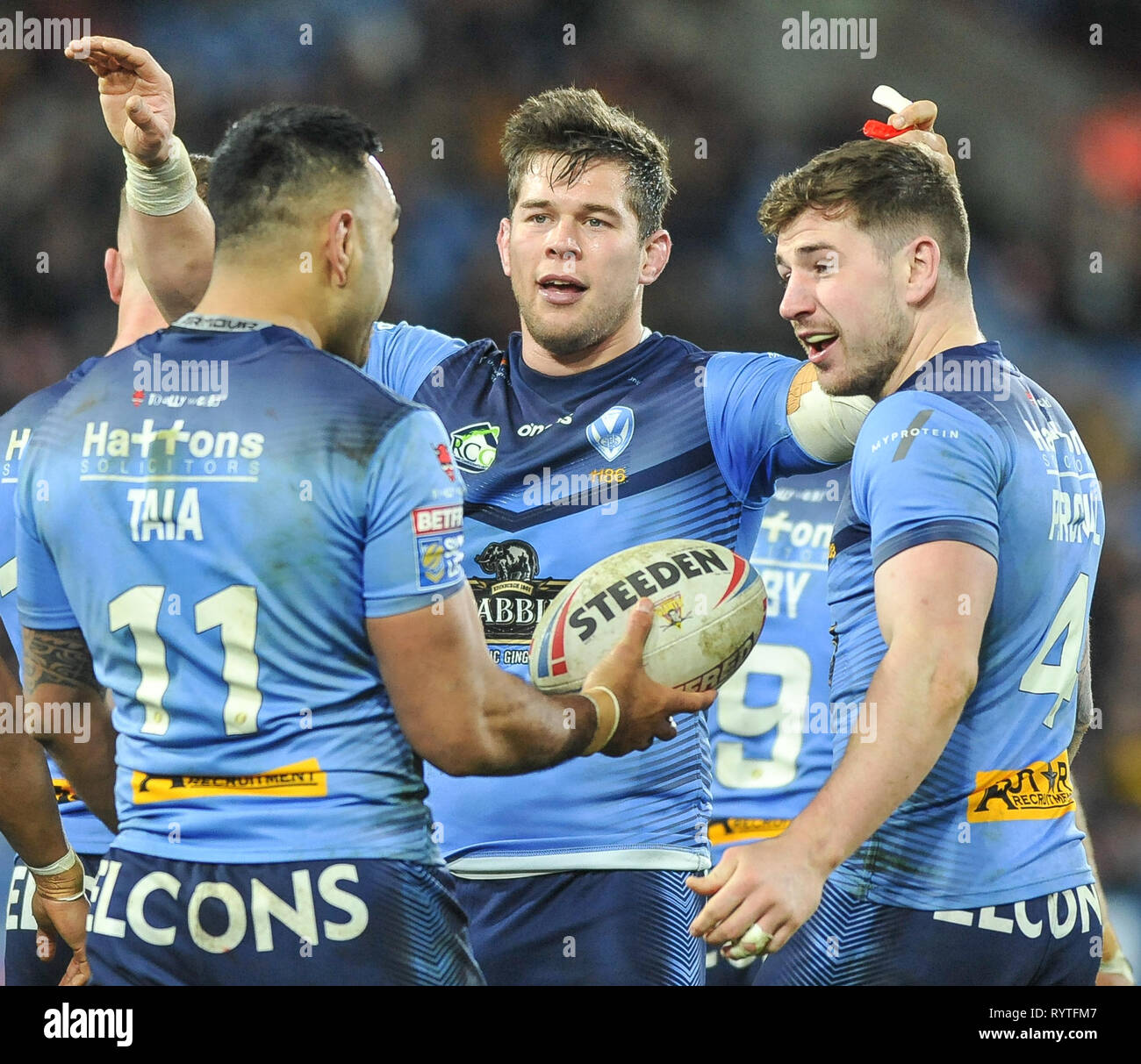 Huddersfield, Regno Unito. Il 14 marzo 2019. John Smiths Stadium, Huddersfield, Inghilterra; Rugby League Betfred Super League, Huddersfield Giants vs Saint Helens; Louie McCarthy-Scarsbrook si congratula con i compagni di squadra. Credito: Dean Williams/Alamy Live News Foto Stock