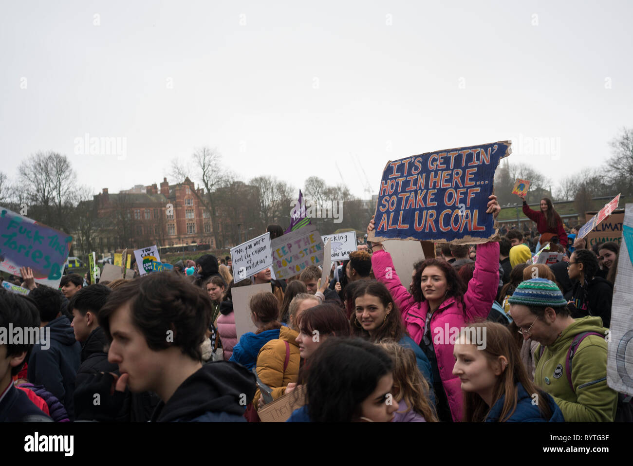 Brighton, Regno Unito. 15 mar 2019. Gli studenti della gioventù Strike 4 Clima movimento durante un cambiamento climatico protestare in Brighton, 15 marzo 2019. Credito: Madison Beach/Alamy Live News Foto Stock