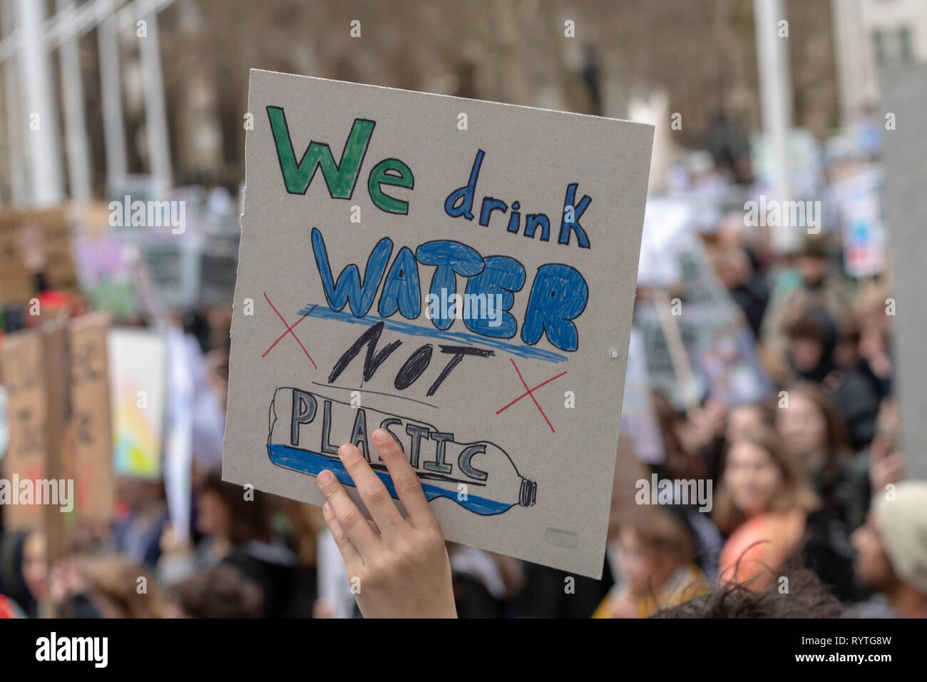 Londra, Regno Unito. 15 mar 2019. Studente di massa il cambiamento climatico protesta a Londra centrale Credito: Ian Davidson/Alamy Live News Foto Stock