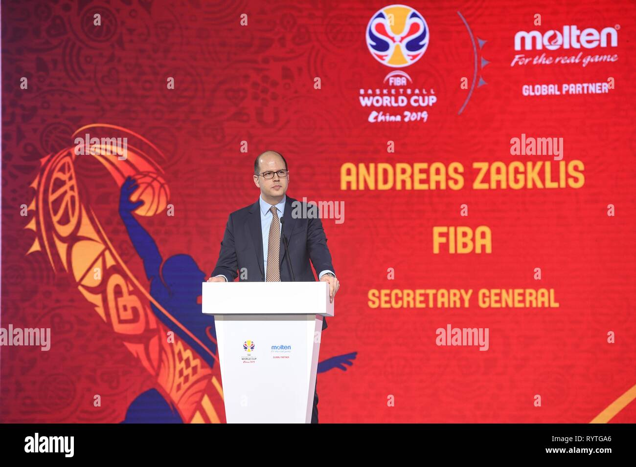 (190315) -- SHENZHEN, Marzo 15, 2019 (Xinhua) -- Andreas Zagklis, FIBA Segretario generale reagisce durante l'evento di lancio per 2019 basket FIBA World Cup Palla ufficiale di Shenzhen, Cina del sud della provincia di Guangdong, Marzo 15, 2019. (Xinhua/Mao Siqian) Foto Stock