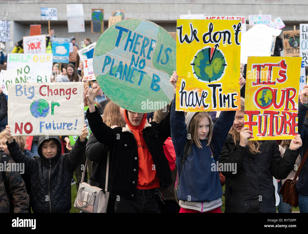 Edimburgo, Scozia, Regno Unito. Xv Mar, 2019. Studenti e scolari che polemicamente sono in sciopero da scuola prendere parte in una scuola sciopero 4 dimostrazione del clima al di fuori del Parlamento scozzese a Holyrood, Edimburgo. Credito: Iain Masterton/Alamy Live News Foto Stock