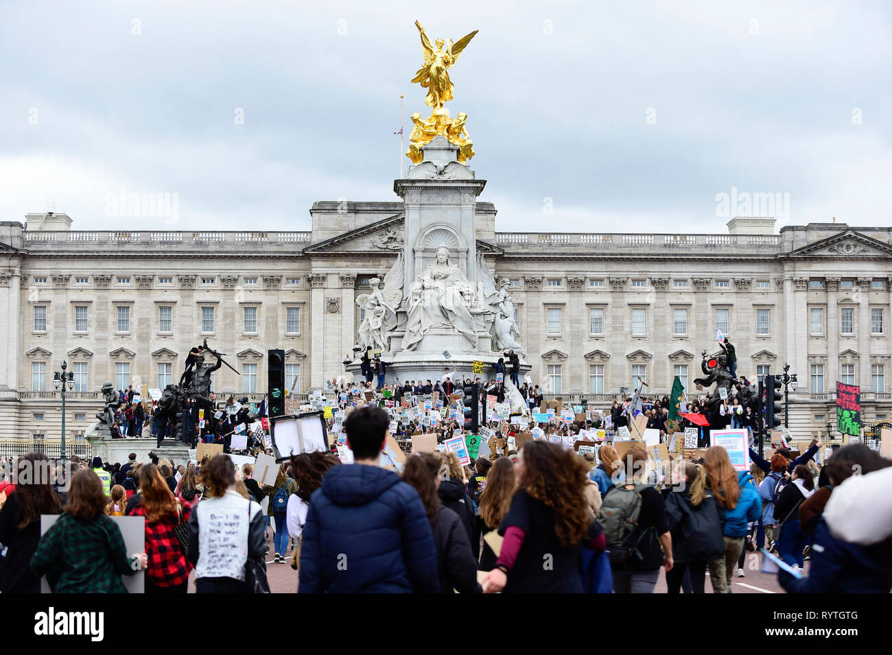 Londra, Regno Unito. Il 15 marzo 2019. Gli studenti si affollano intorno al Queen Victoria Memorial fuori Buckingham Palace. Migliaia di studenti di prendere parte ad un cambiamento climatico sciopero in piazza del Parlamento, marciando verso il basso Whitehall a Buckingham Palace. Simili scioperi da studenti prendono parte in tutto il mondo che chiedono che i governi stanno prendendo provvedimenti contro gli effetti del cambiamento climatico. Credito: Stephen Chung / Alamy Live News Foto Stock