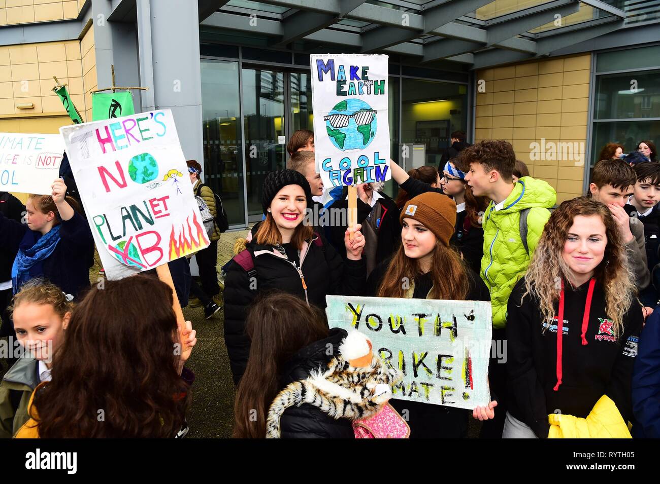 Aberystwyth Ceredigion Wales UK, venerdì 15 marzo 2019. Oltre 300 alunni provenienti da vari enti locali scuole secondarie di prendere parte alla seconda UK-wide 'scuola strike 4 clima", protestando al di fuori degli uffici del consiglio locale in Aberystwyth Wales Photo credit: Keith Morris/Alamy Live News Foto Stock