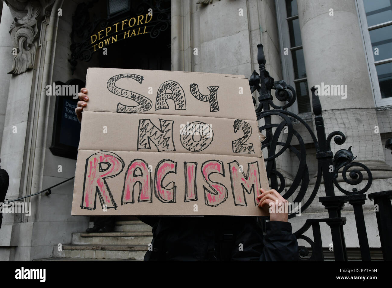 Londra, Regno Unito. 15 mar 2019. I manifestanti di orafi azione Anti-Racist prendere azione Deptford Occupato Palazzo Comunale, Istruzione Officer Hamna Imran fu attaccato all elezione alla settimana, a fronte di un episodio di razzismo- con graffiti beffando il suo accento e il suo vessillo essendo stripped down. Vergogna per il demone DEL REGNO UNITO-cracy il razzismo di anno in anno opprime di tutte le minoranze. Credito: Picture Capital/Alamy Live News Foto Stock