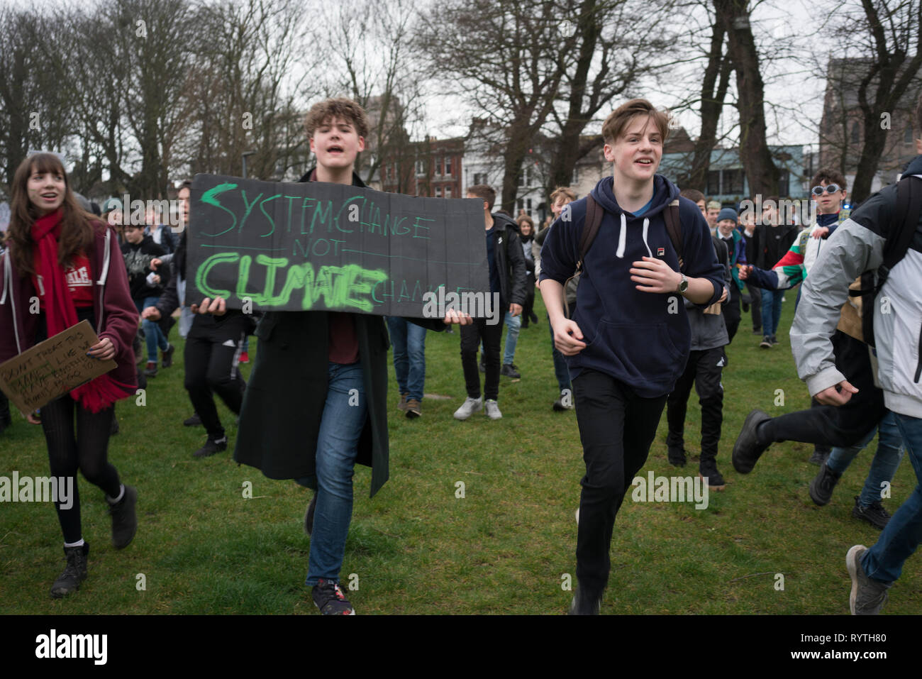 Brighton, Regno Unito. 15 mar 2019. Gli studenti della gioventù Strike 4 Clima movimento durante un cambiamento climatico protestare in Brighton, 15 marzo 2019. Credito: Madison Beach/Alamy Live News Foto Stock