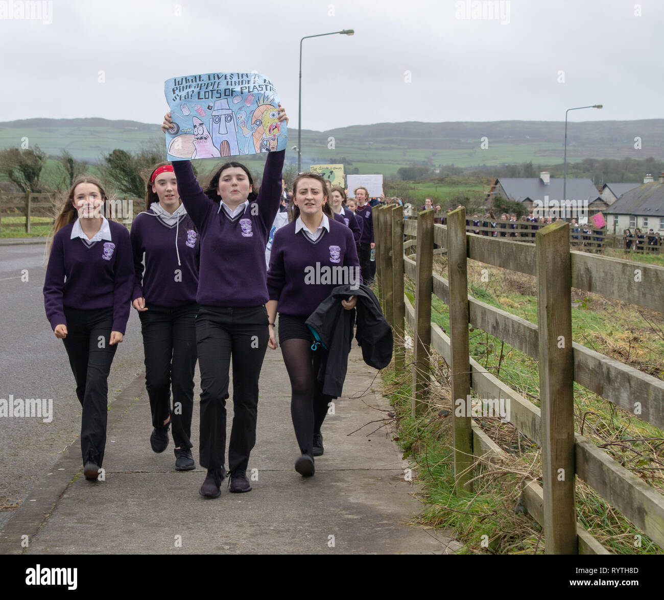 Skibbereen, West Cork, Irlanda, 15 marzo 2019 gli studenti da Skibbereen Comunità scuola hanno marciato attraverso la città oggi protestando circa i cambiamenti climatici come parte di una giornata nazionale di protesta. Credito: aphperspective/Alamy Live News Foto Stock