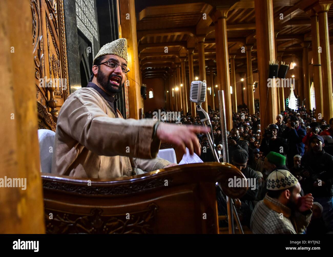 La questione del Kashmir, India. 15 mar 2019. Leader APHC Mirwaiz Umar Farooq affrontare il suo settimanale del venerdì congregazione presso la storica Grand o Moschea Jamia Masjid in Srinagar Kashmir. La protesta è scoppiata nella città vecchia di Srinagar presto congregazionale dopo la preghiera del Venerdì contro il NIA di convocare per il Kashmir a capo del chierico e rinomato in tutto il mondo lo studioso religioso Mirwaiz Umar Farooq per rimettere in discussione nel suo continuo sonda nel terrore finanziamenti case. Credito: SOPA Immagini limitata/Alamy Live News Foto Stock La questione del Kashmir, India. 15 mar 2019. Leader APHC Mirwaiz Umar Farooq affrontare il suo settimanale del venerdì congregazione presso la storica Grand o Moschea Jamia Masjid in Srinagar Kashmir. La protesta è scoppiata nella città vecchia di Srinagar presto congregazionale dopo la preghiera del Venerdì contro il NIA di convocare per il Kashmir a capo del chierico e rinomato in tutto il mondo lo studioso religioso Mirwaiz Umar Farooq per rimettere in discussione nel suo continuo sonda nel terrore finanziamenti case. Credito: SOPA Immagini limitata/Alamy Live News Foto Stock