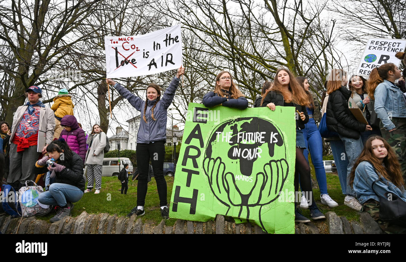 Brighton, Regno Unito. Xv Mar, 2019. Migliaia di studenti gli allievi e i genitori marzo attraverso la Brighton che prendono parte alla seconda giovinezza Strike 4 clima oggi protesta come parte di una coordinata giornata di azione globale. Migliaia di scolari e studenti sono impostati per andare in sciopero a 11am oggi come parte di un global youth action protesta contro il cambiamento climatico Credito: Simon Dack/Alamy Live News Foto Stock