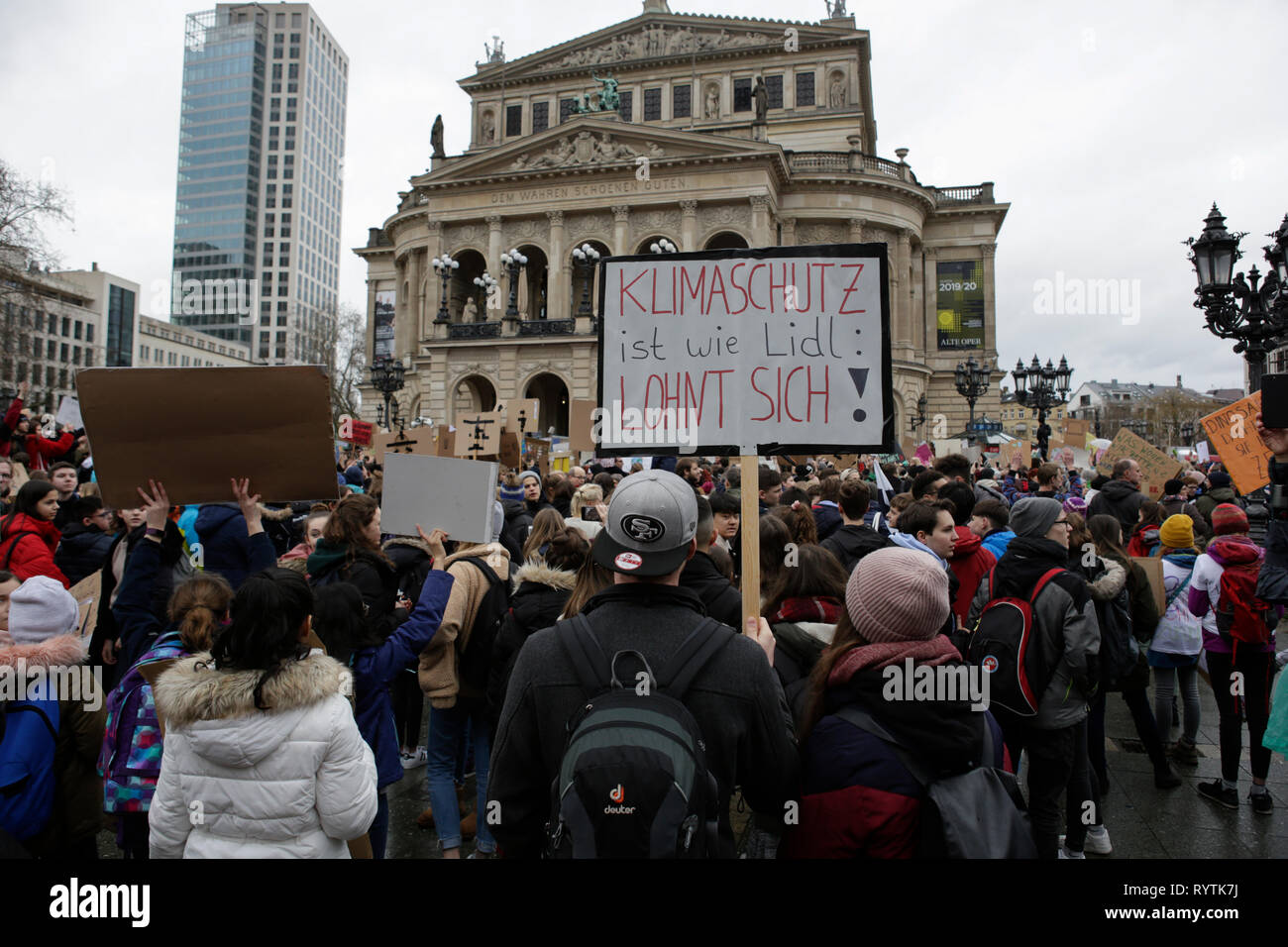 Francoforte, Germania. Il 15 marzo 2019. Un manifestante tiene un cartello che recita "la protezione del clima è come LIDL, ne è valsa la pena". Oltre 6 mila persone (per la maggior parte degli alunni che hanno saltato la scuola per prendere parte alla protesta) hanno marciato attraverso Francoforte, per protestare contro il cambiamento climatico e per l' introduzione di misure contro di essa. La protesta è stata parte del clima in tutto il mondo il giorno di sciopero dal movimento FridaysForFuture, iniziato da Greta Thunberg in Svezia. Credito: Michael Debets/Alamy Live News Foto Stock