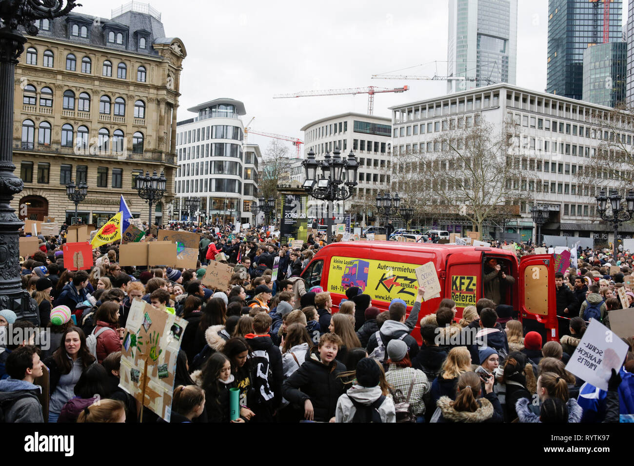 Francoforte, Germania. Il 15 marzo 2019. Il manifestante hanno arrestato per un breve rally al di fuori dell'Alte Oper (antico teatro dell'opera). Oltre 6 mila persone (per la maggior parte degli alunni che hanno saltato la scuola per prendere parte alla protesta) hanno marciato attraverso Francoforte, per protestare contro il cambiamento climatico e per l' introduzione di misure contro di essa. La protesta è stata parte del clima in tutto il mondo il giorno di sciopero dal movimento FridaysForFuture, iniziato da Greta Thunberg in Svezia. Credito: Michael Debets/Alamy Live News Foto Stock